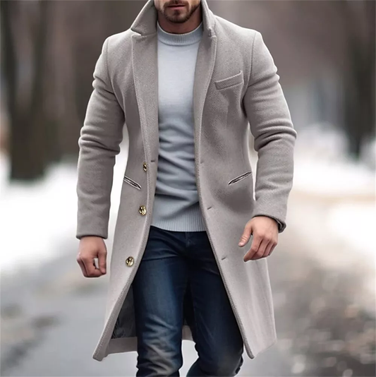 Abrigo de invierno elegante con un botón para un hombre moderno